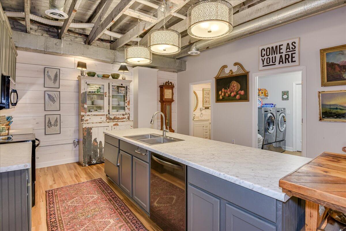 114 W 6TH Street
