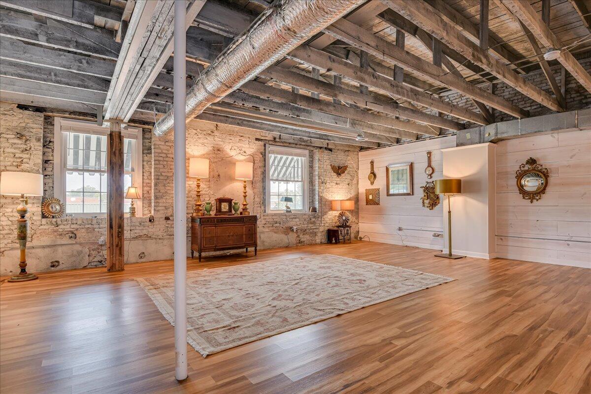 114 W 6TH Street