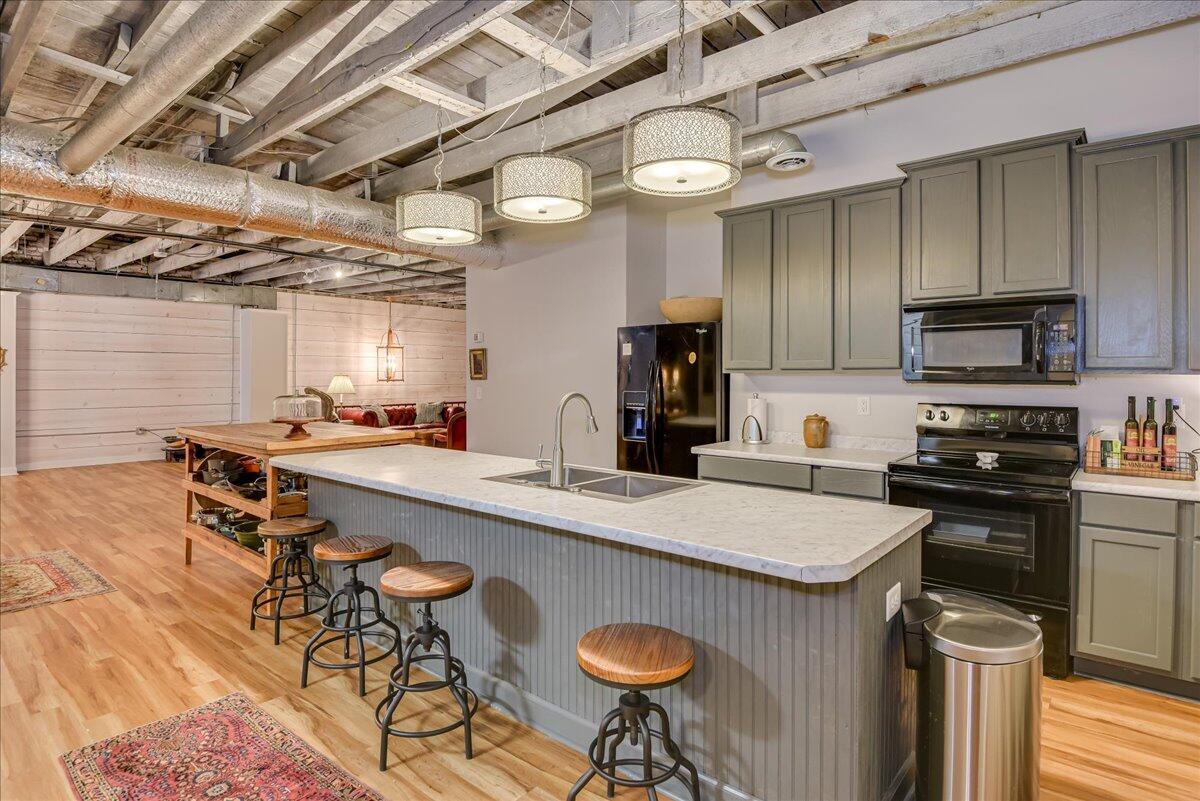 114 W 6TH Street