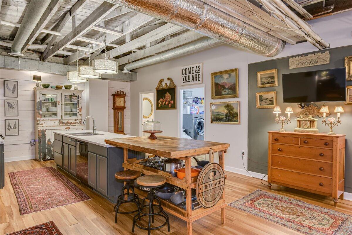 114 W 6TH Street
