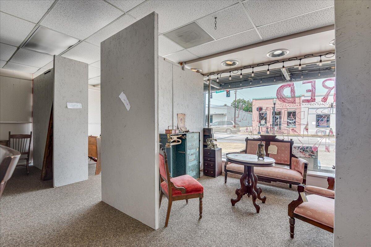 114 W 6TH Street