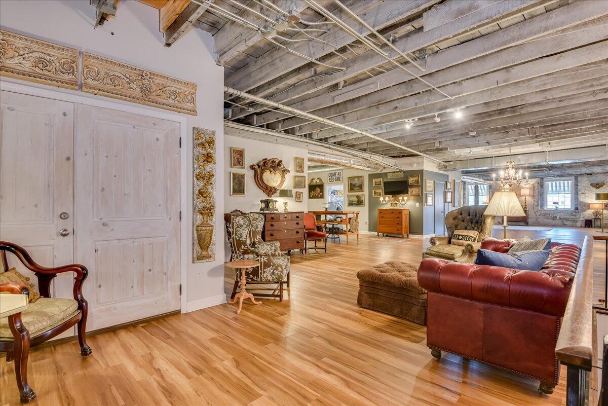 114 W 6TH Street