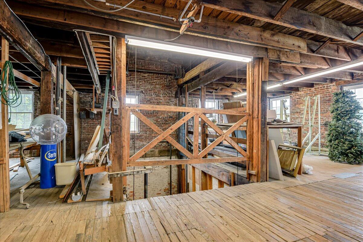 114 W 6TH Street