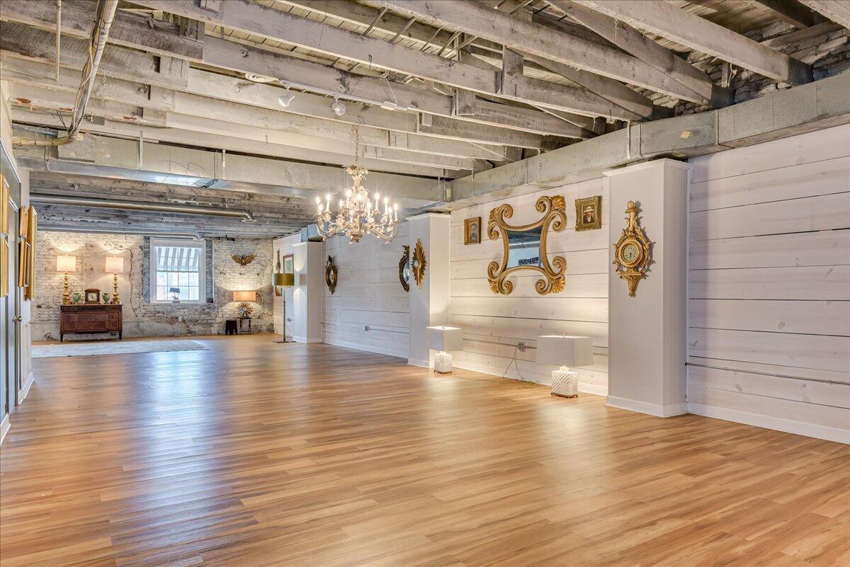 114 W 6TH Street