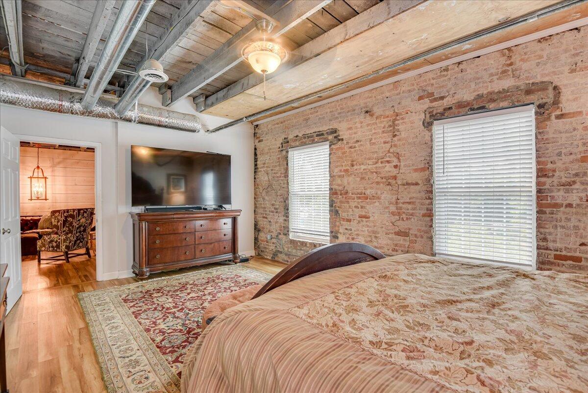 114 W 6TH Street