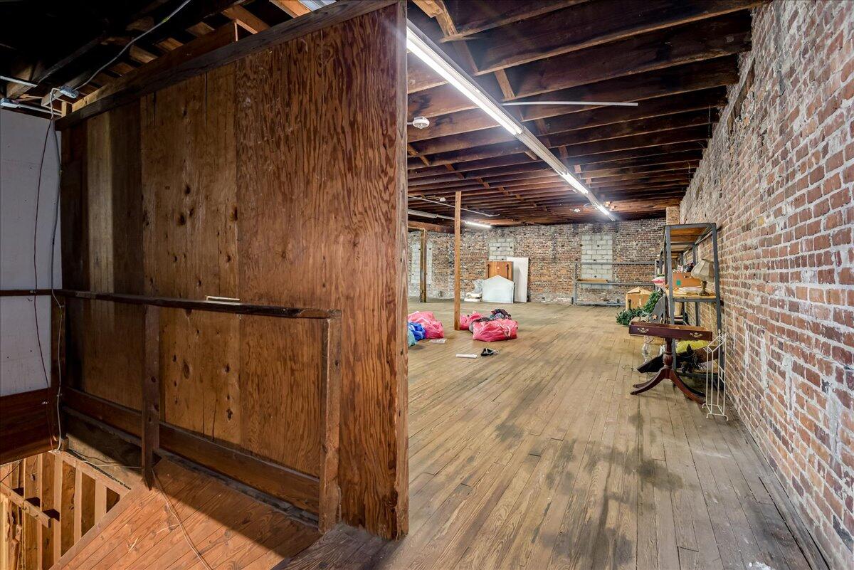 114 W 6TH Street