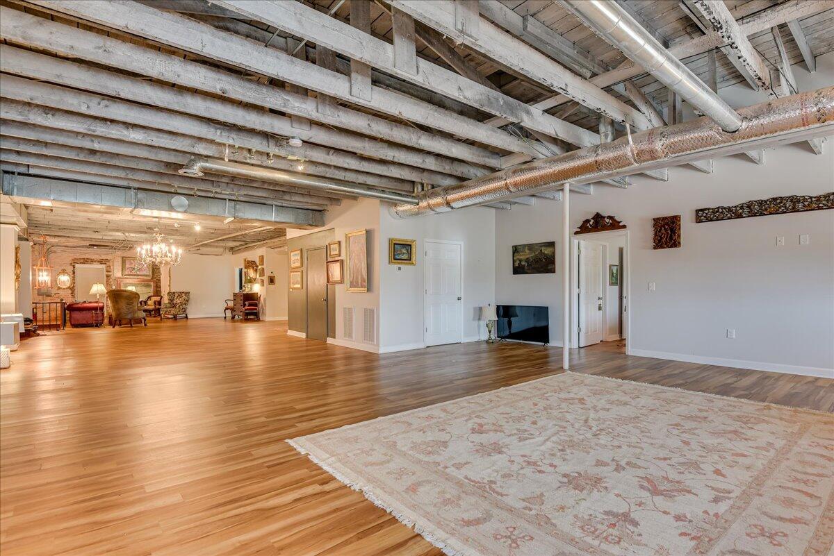 114 W 6TH Street