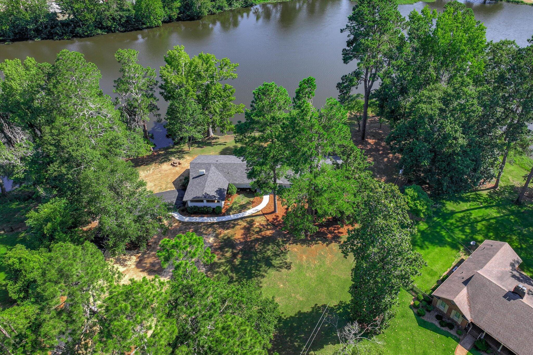 118 Lake Bluff Drive
