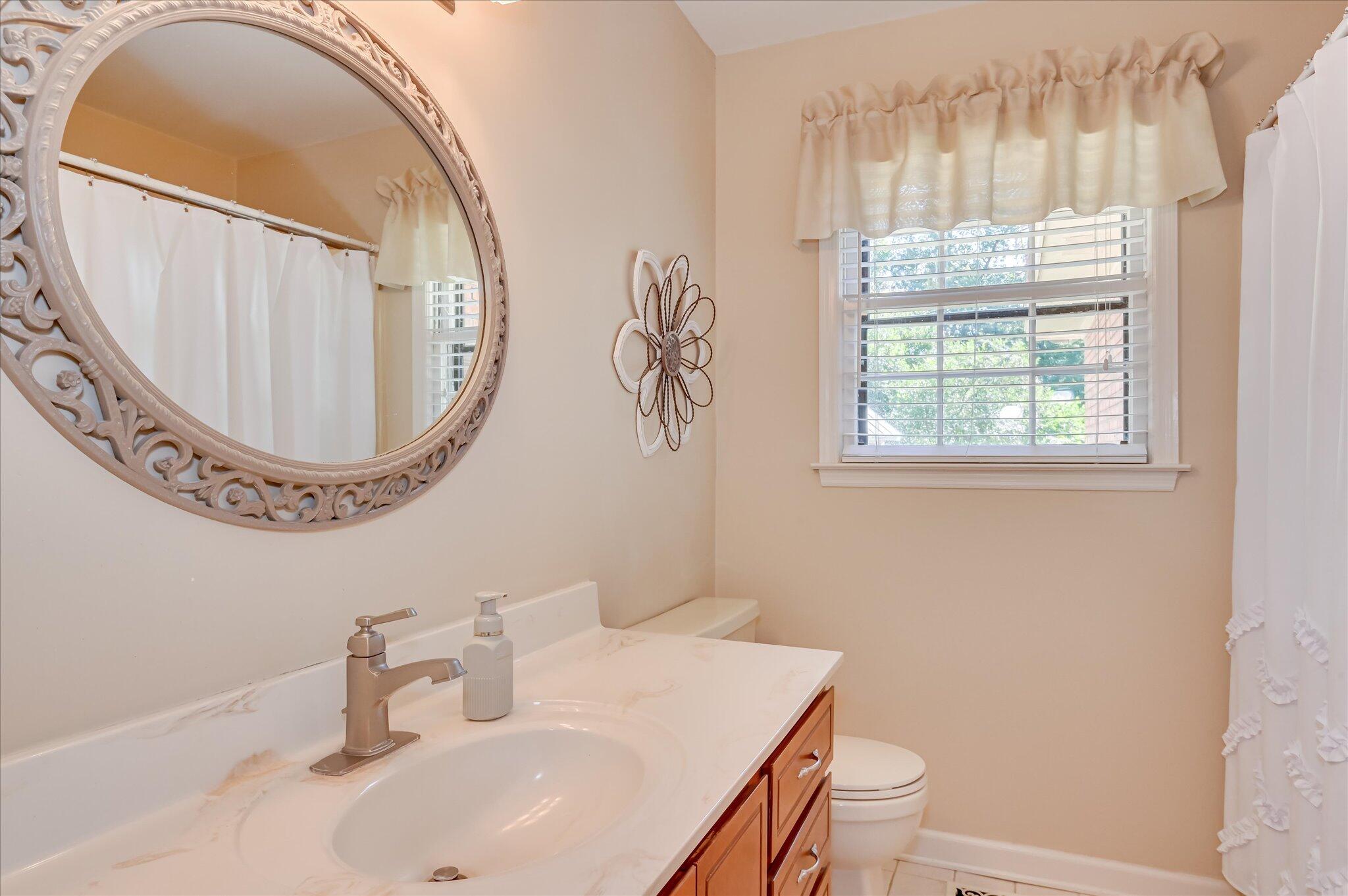 212 Oak Lane, Waynesboro