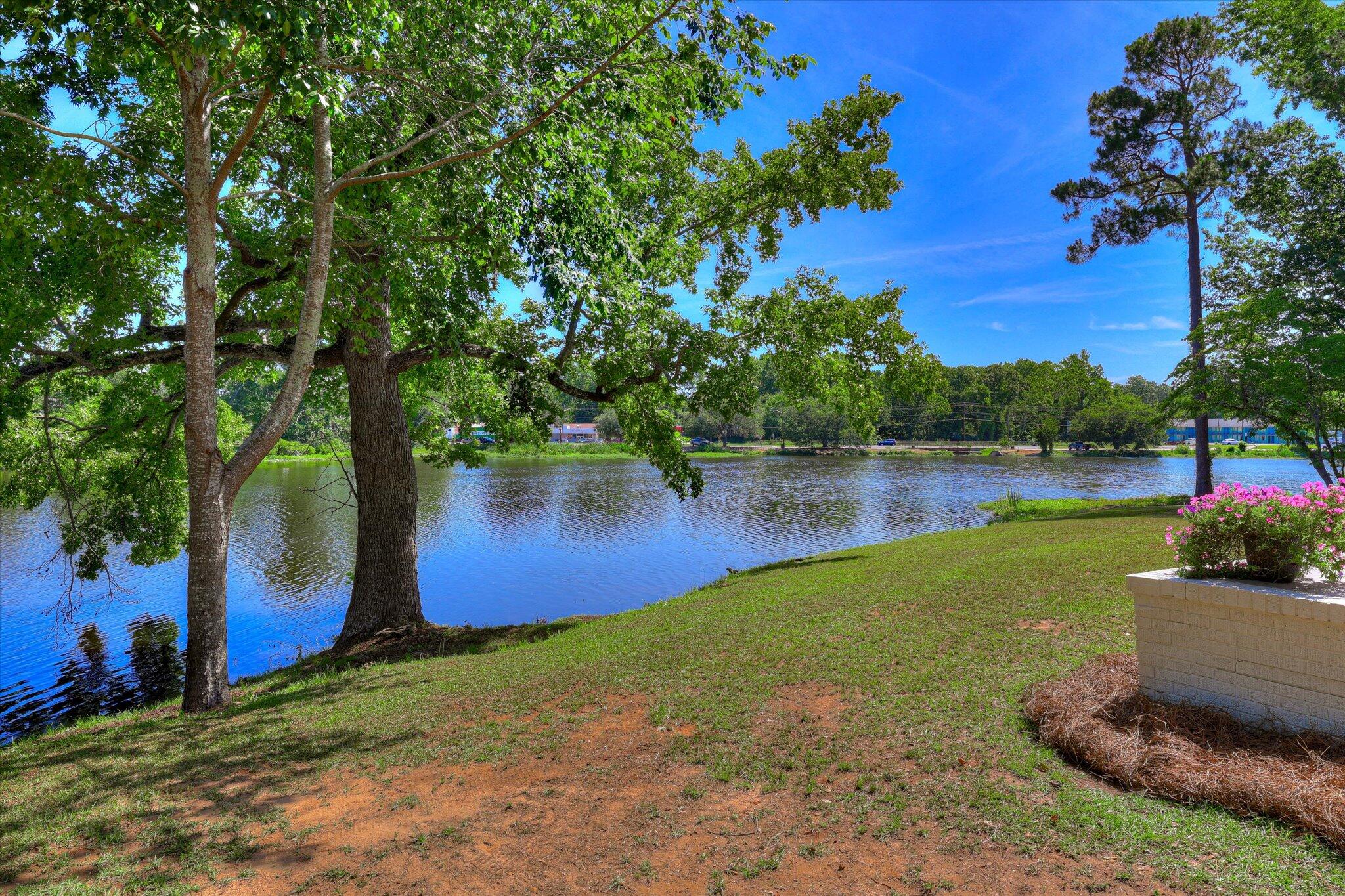 118 Lake Bluff Drive