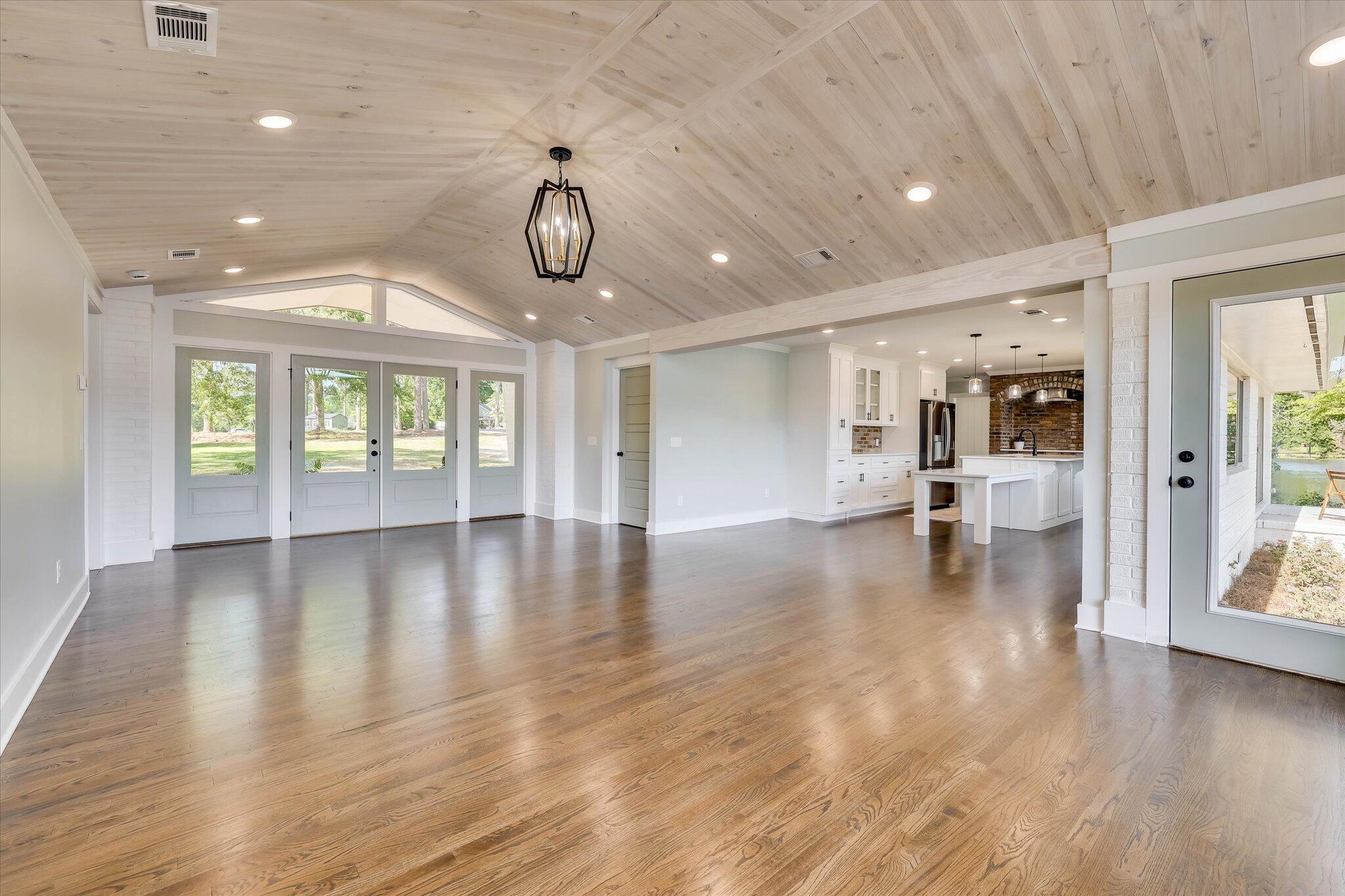 118 Lake Bluff Drive