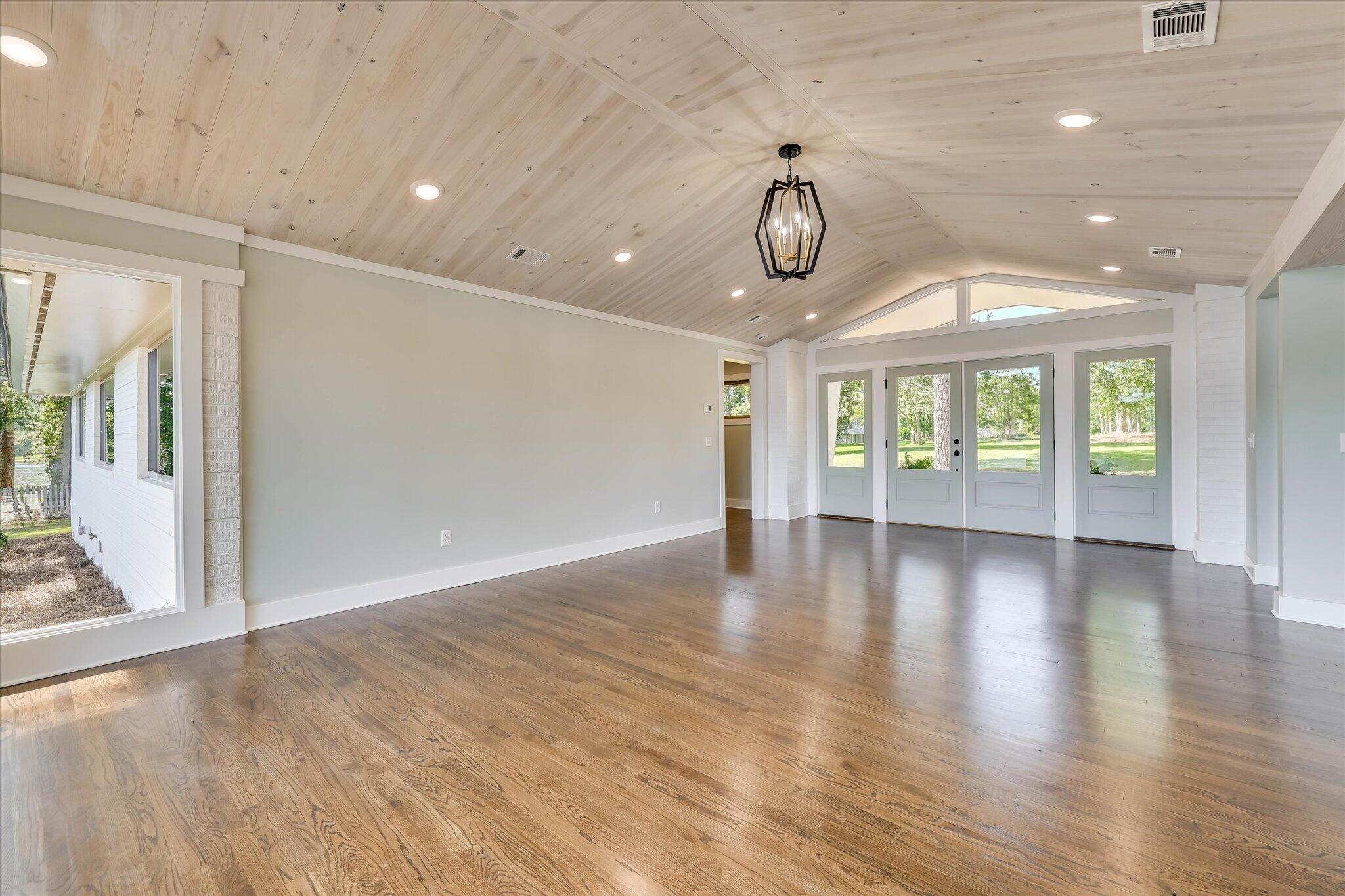 118 Lake Bluff Drive