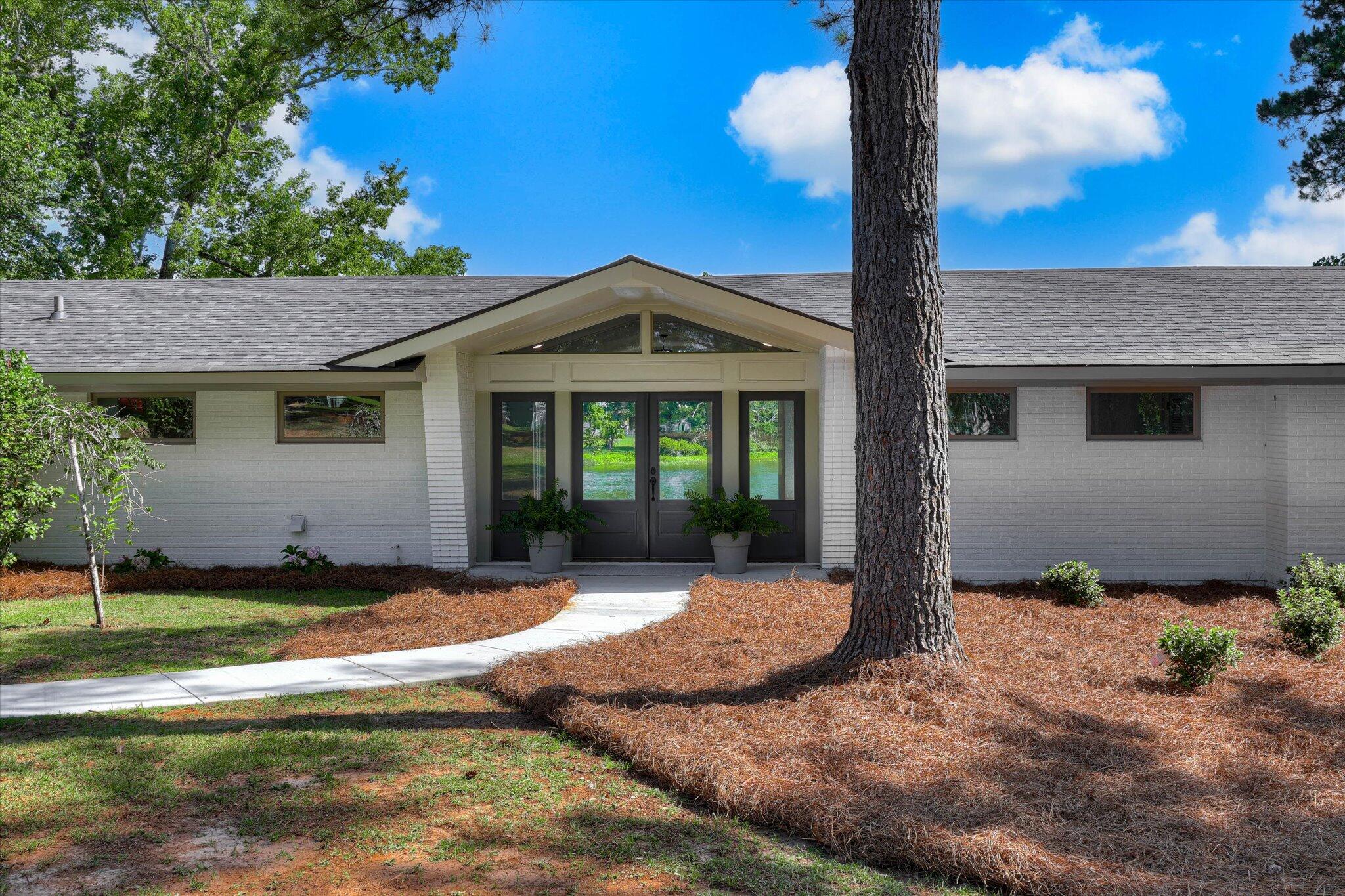 118 Lake Bluff Drive