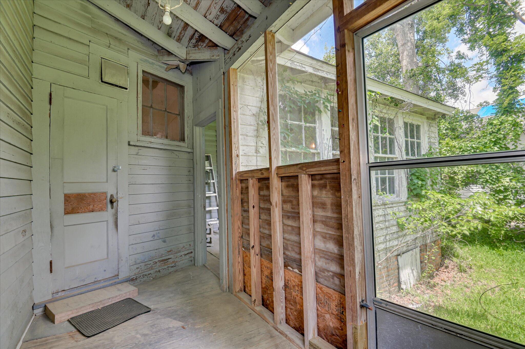 818 Academy Avenue