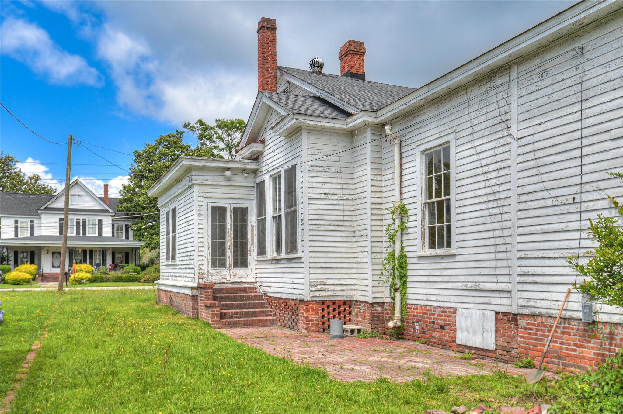 818 Academy Avenue