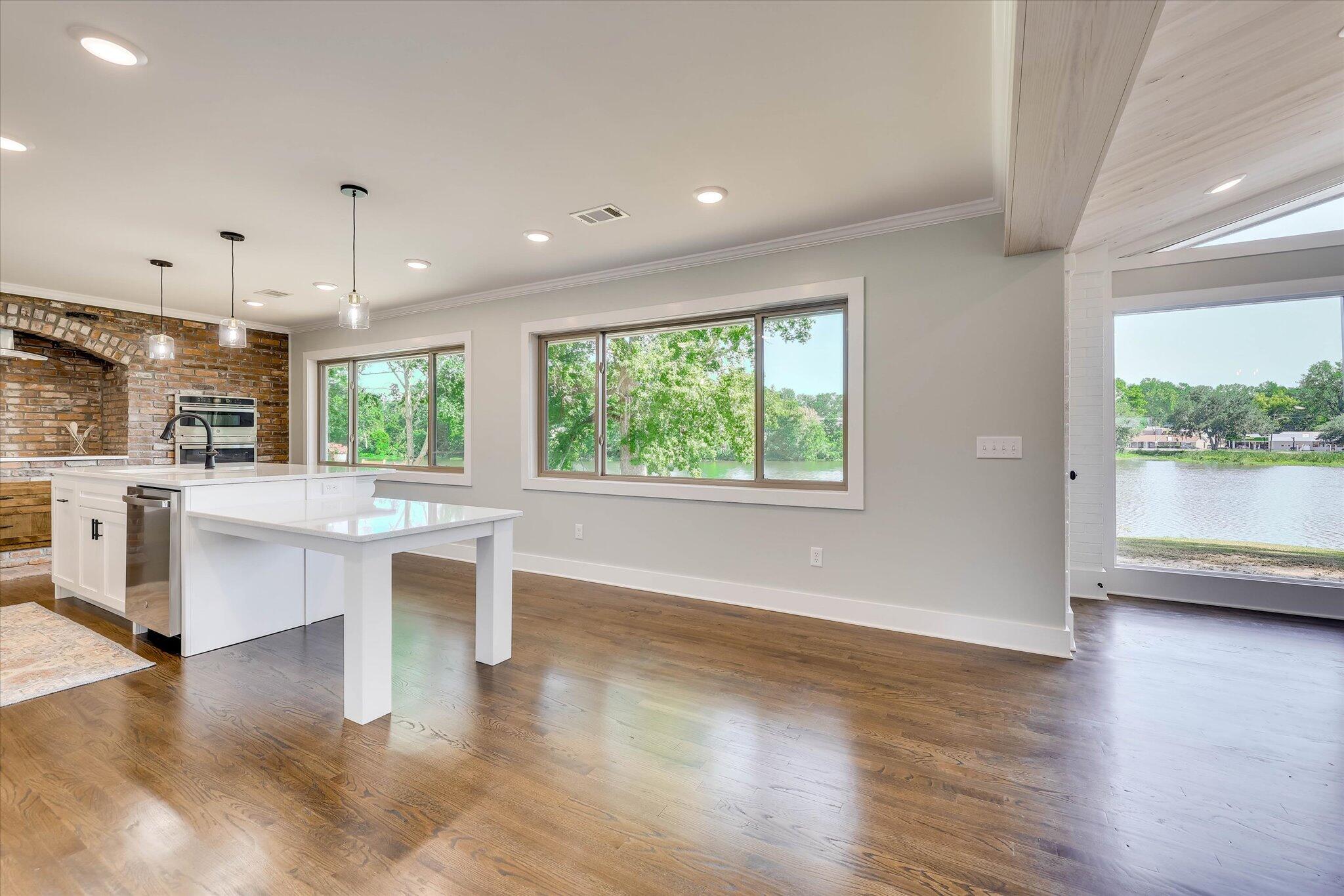 118 Lake Bluff Drive