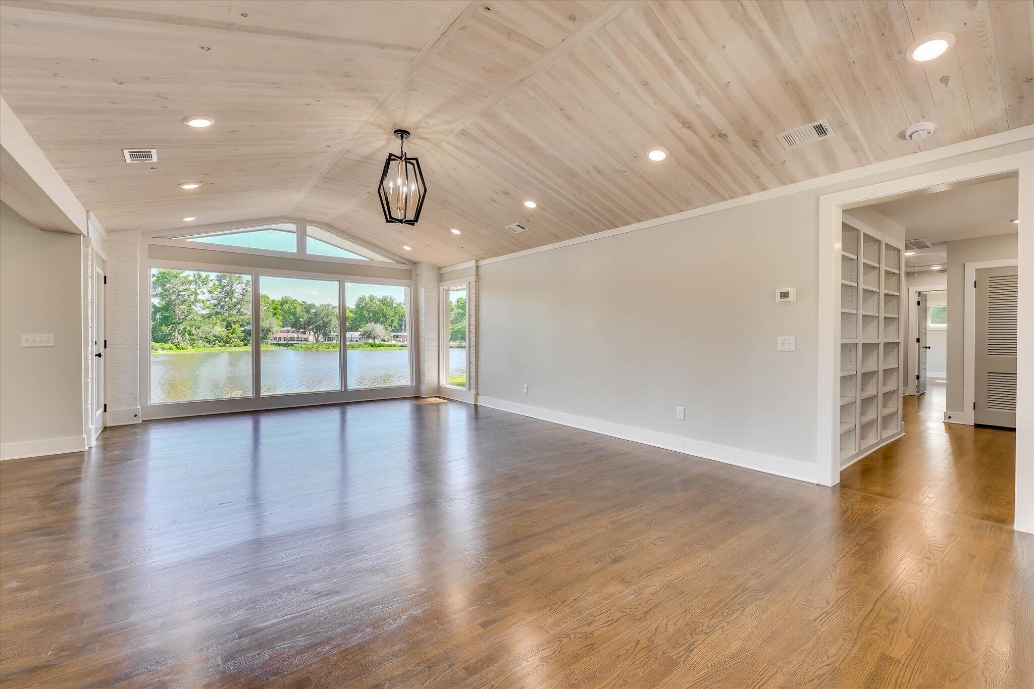 118 Lake Bluff Drive