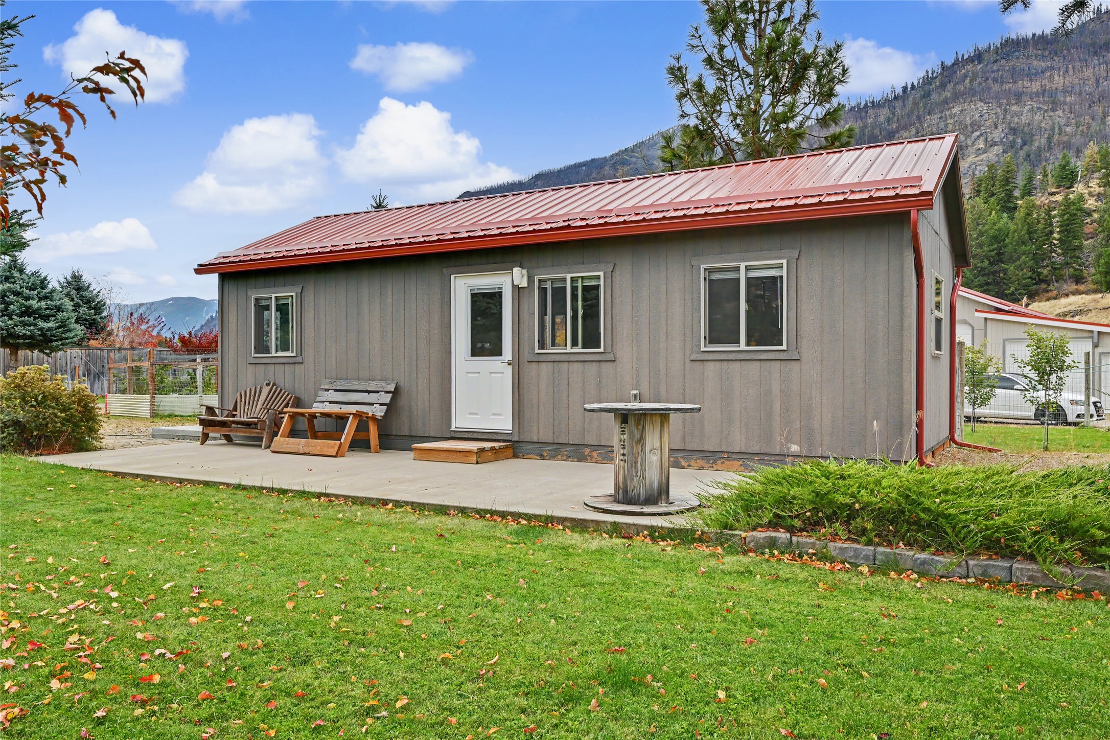 422 River Road E