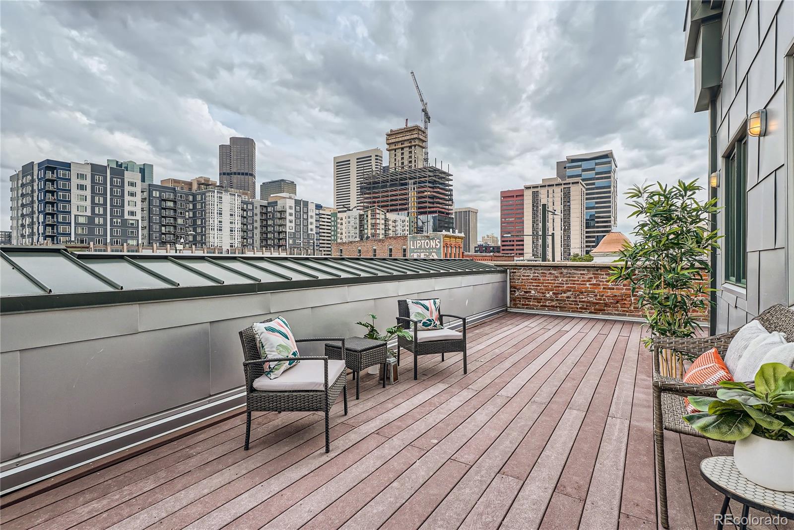 2101 Larimer Street Unit: 301