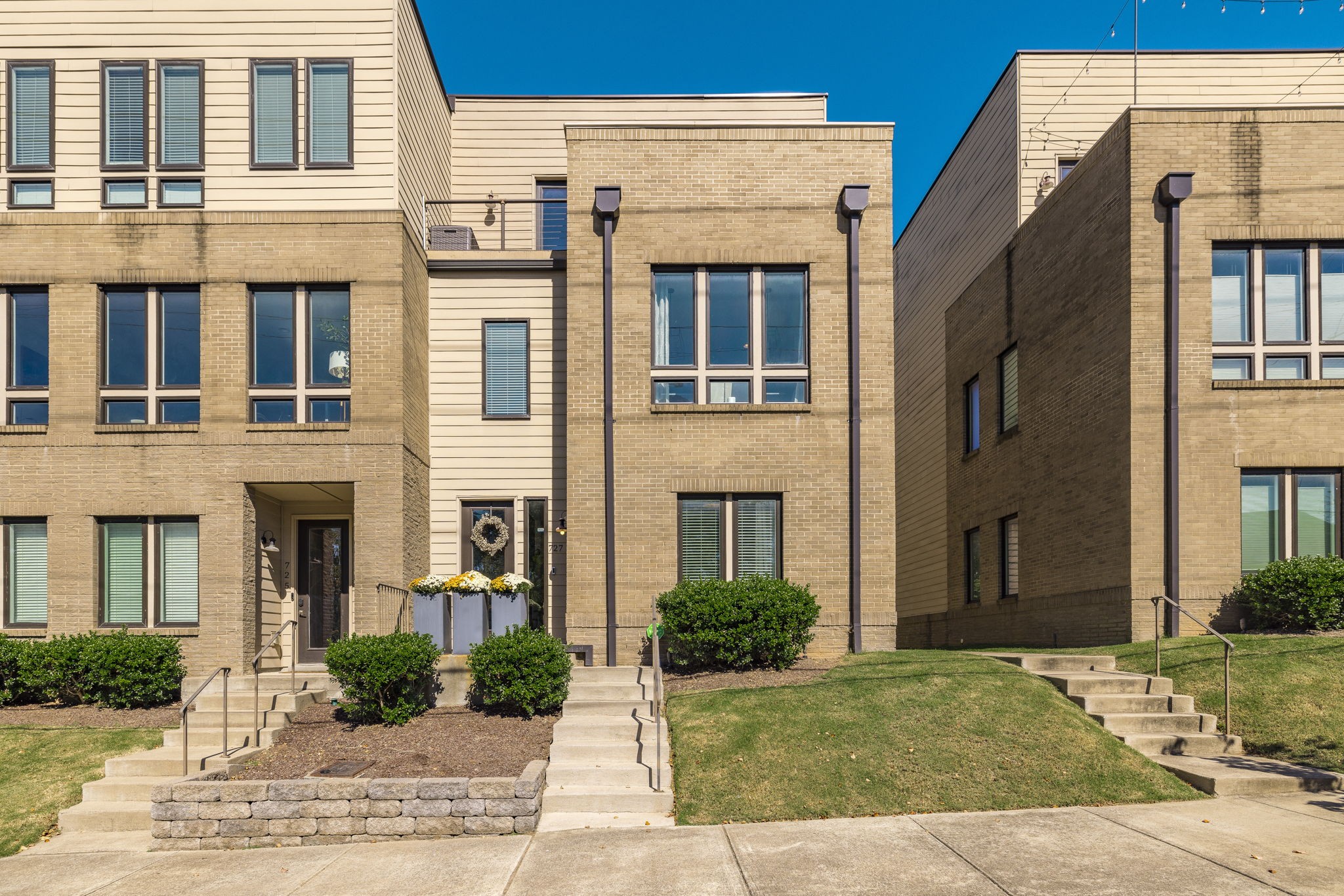 727 Douglas Ave