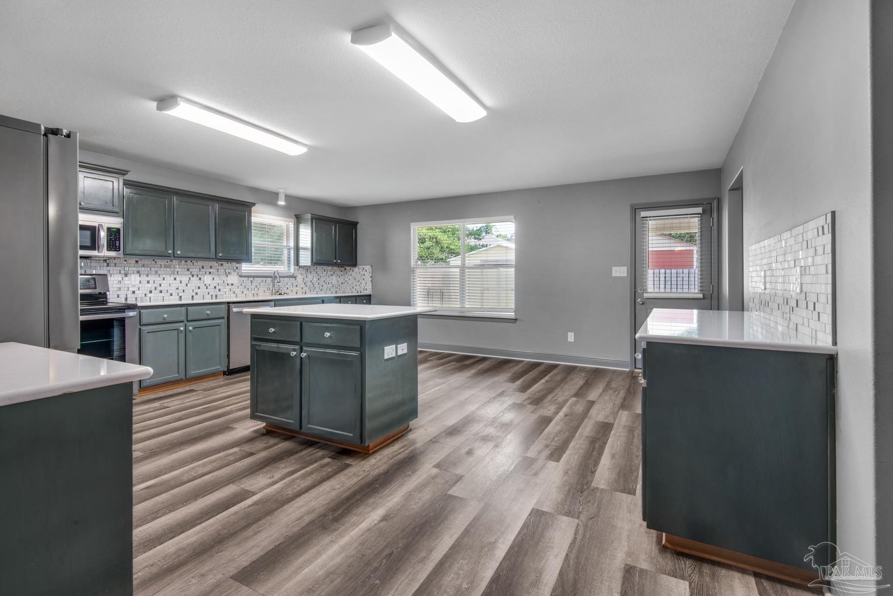 2045 Larkspur Cir