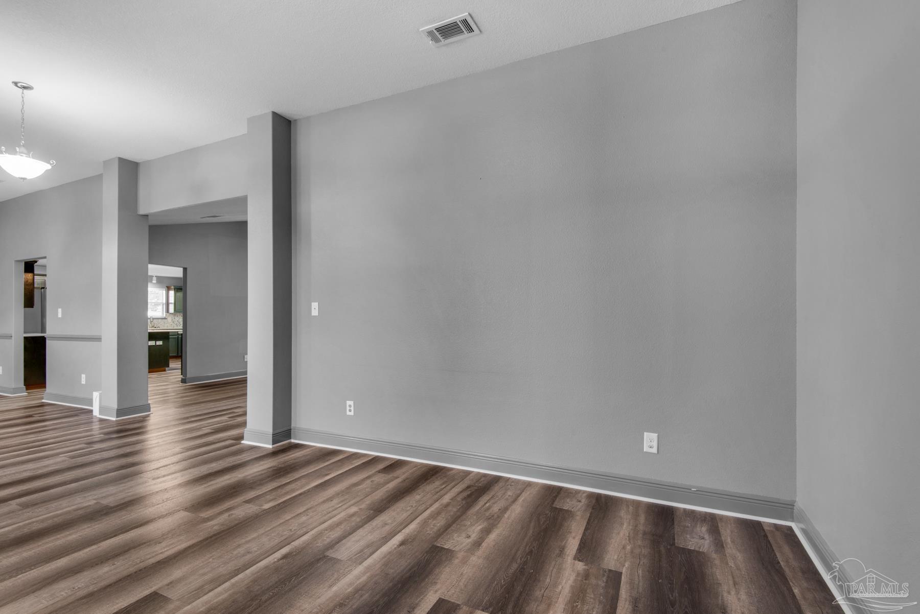 2045 Larkspur Cir