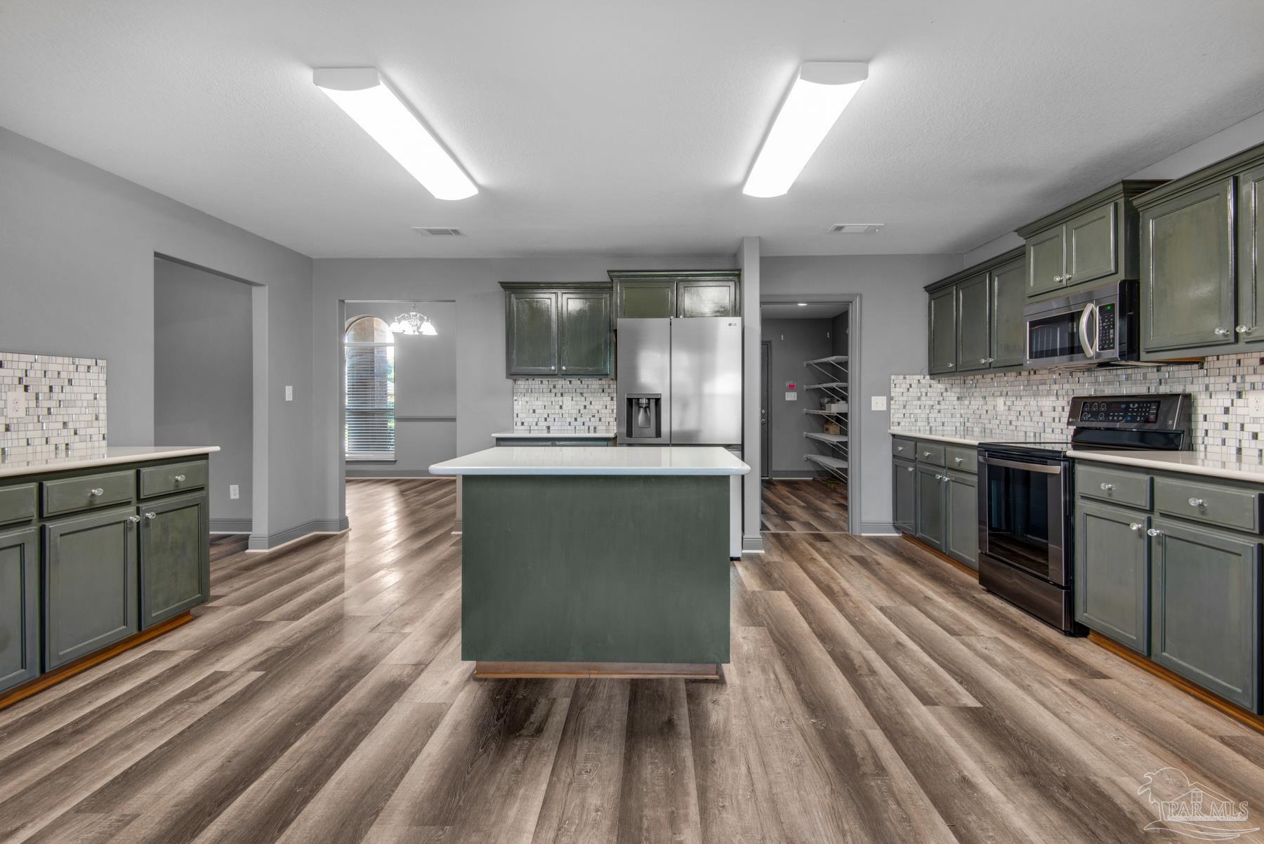 2045 Larkspur Cir