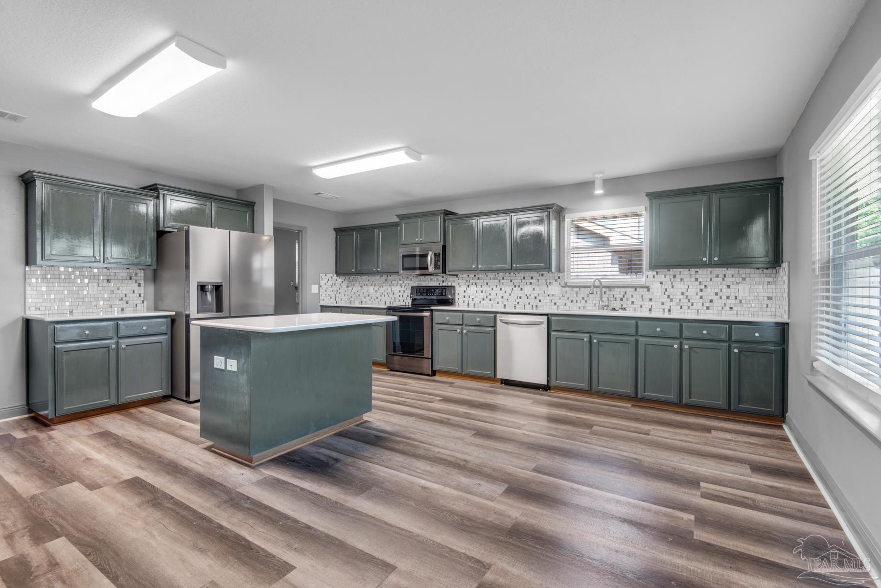 2045 Larkspur Cir