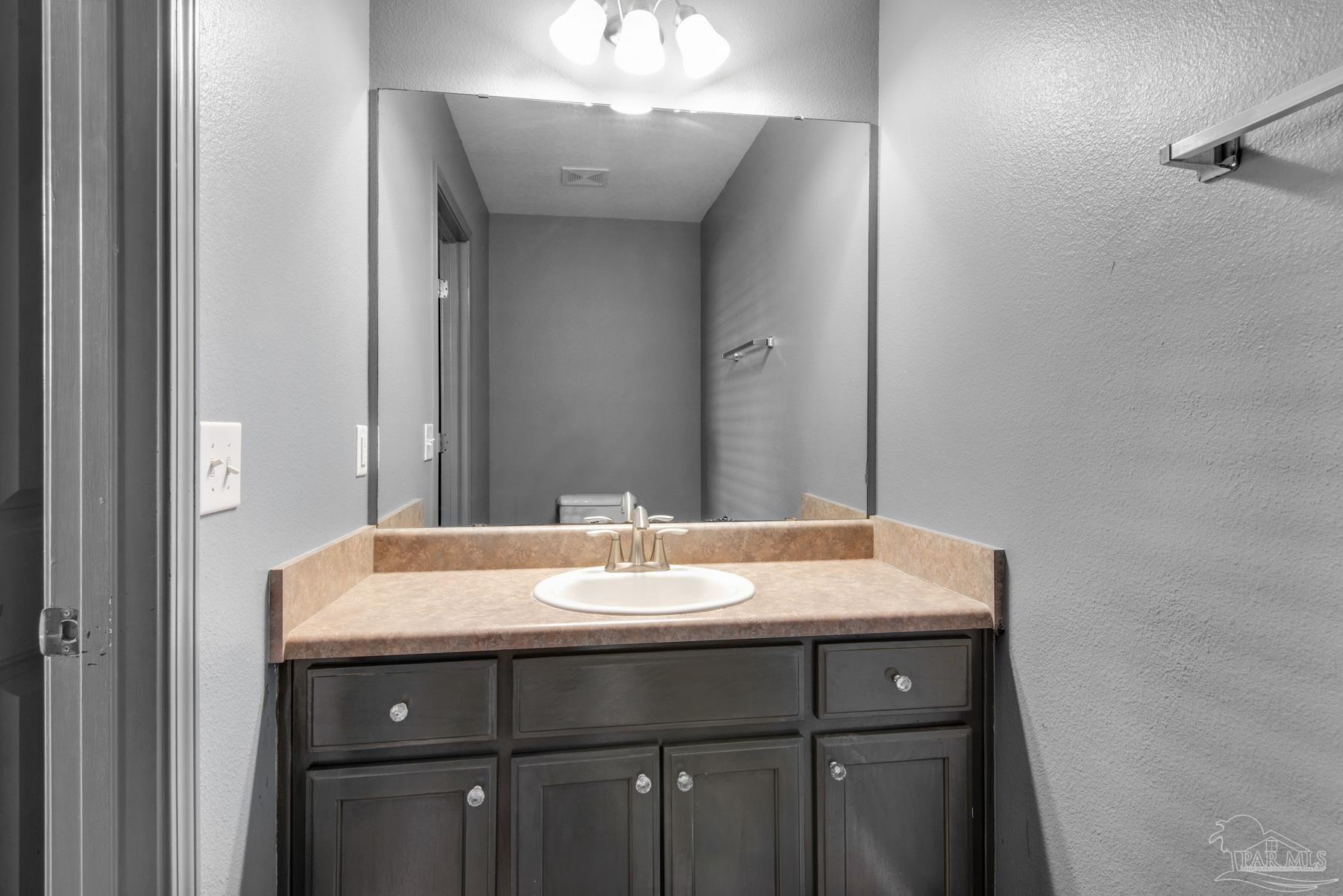 2045 Larkspur Cir