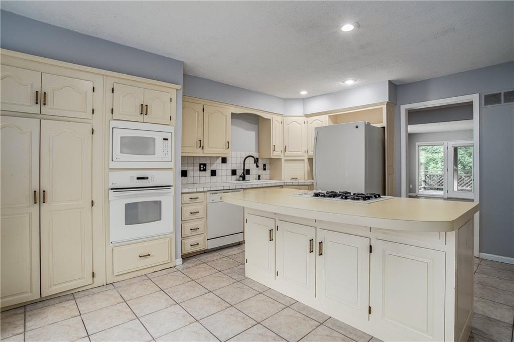 7054 Lakeshore Drive