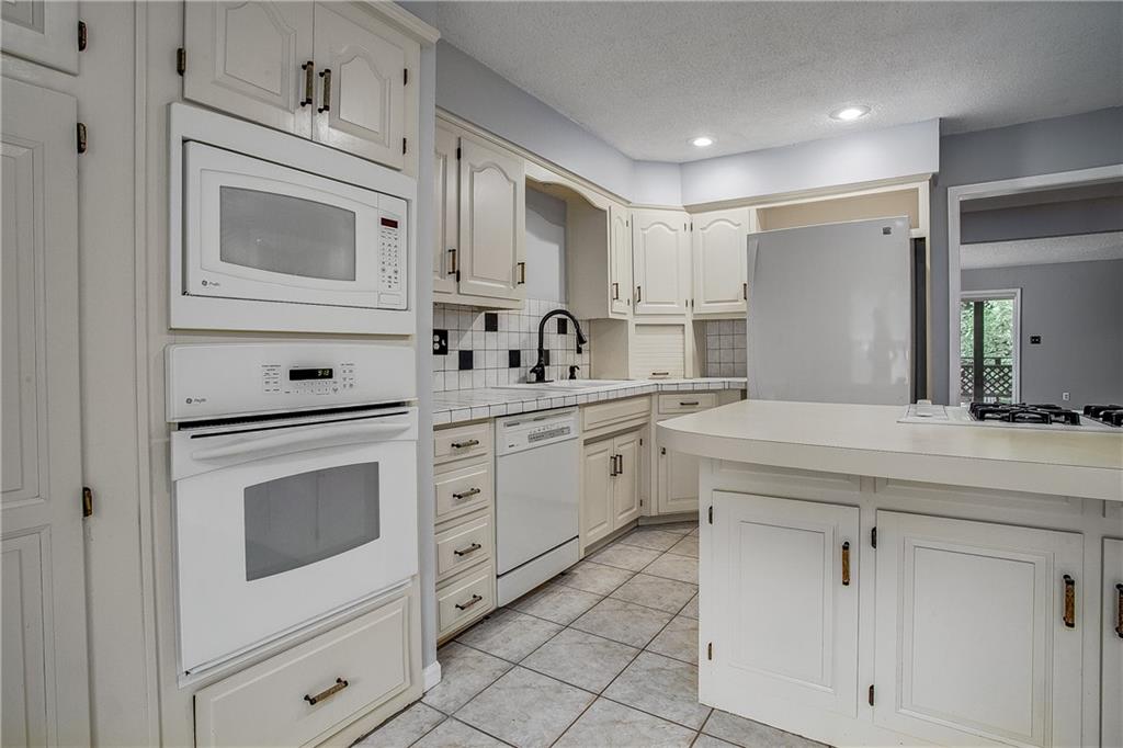 7054 Lakeshore Drive