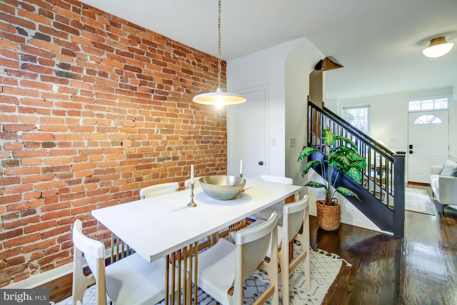 213 14th Pl NE