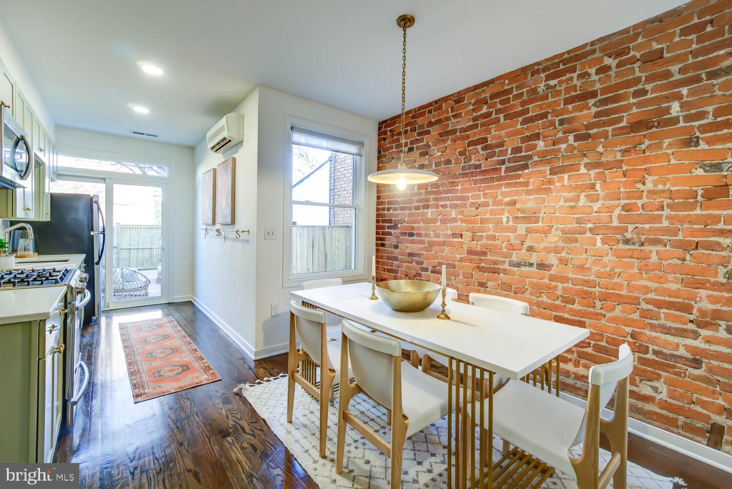 213 14th Pl NE