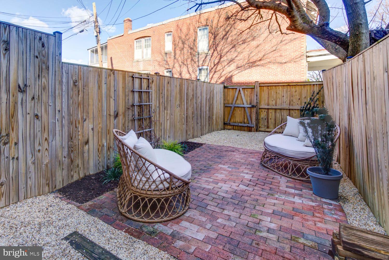 213 14th Pl NE