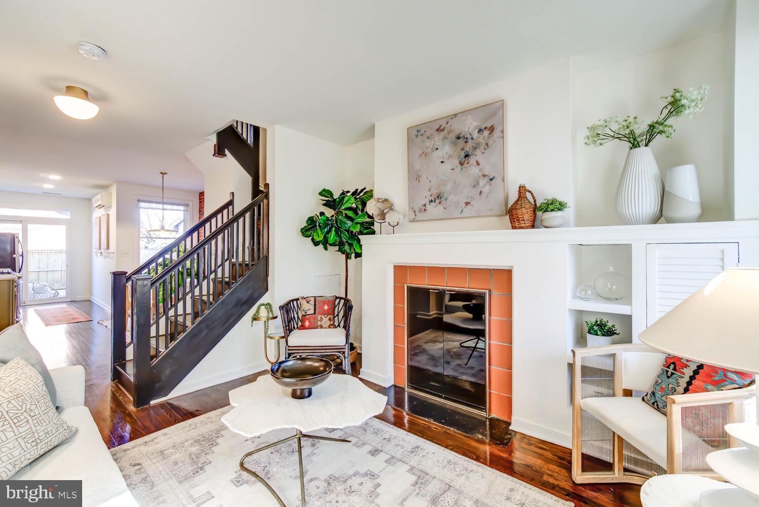 213 14th Pl NE
