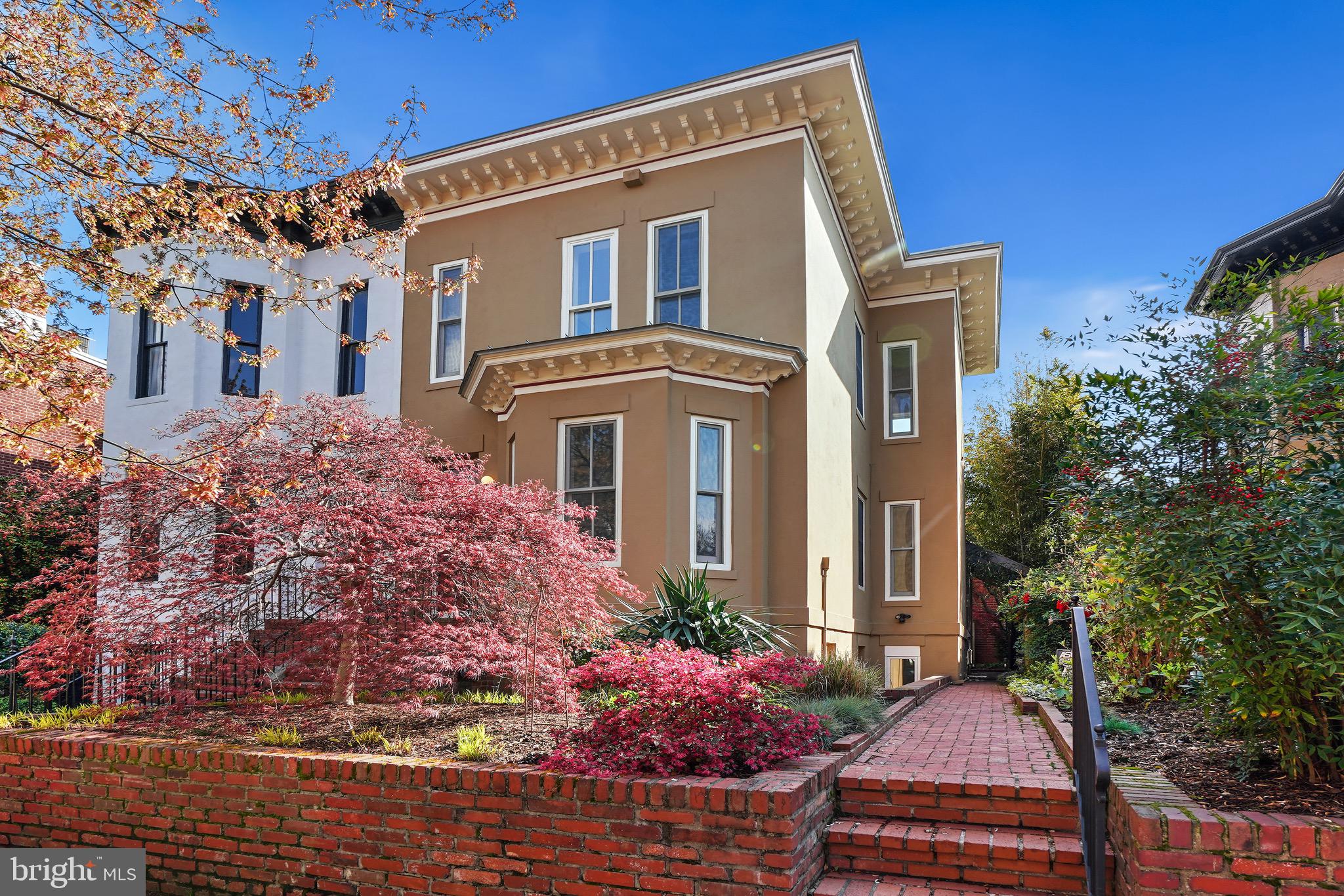 103 6th St NE