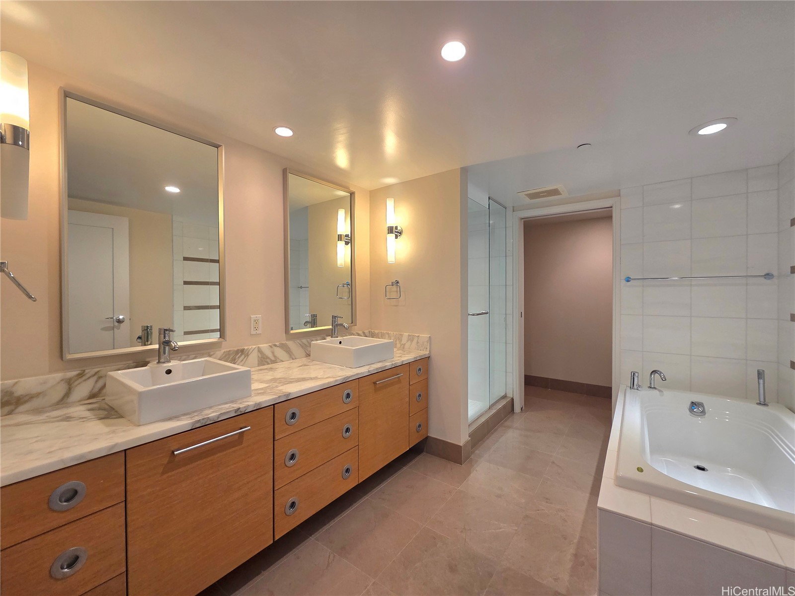 1177 Queen Street 3901