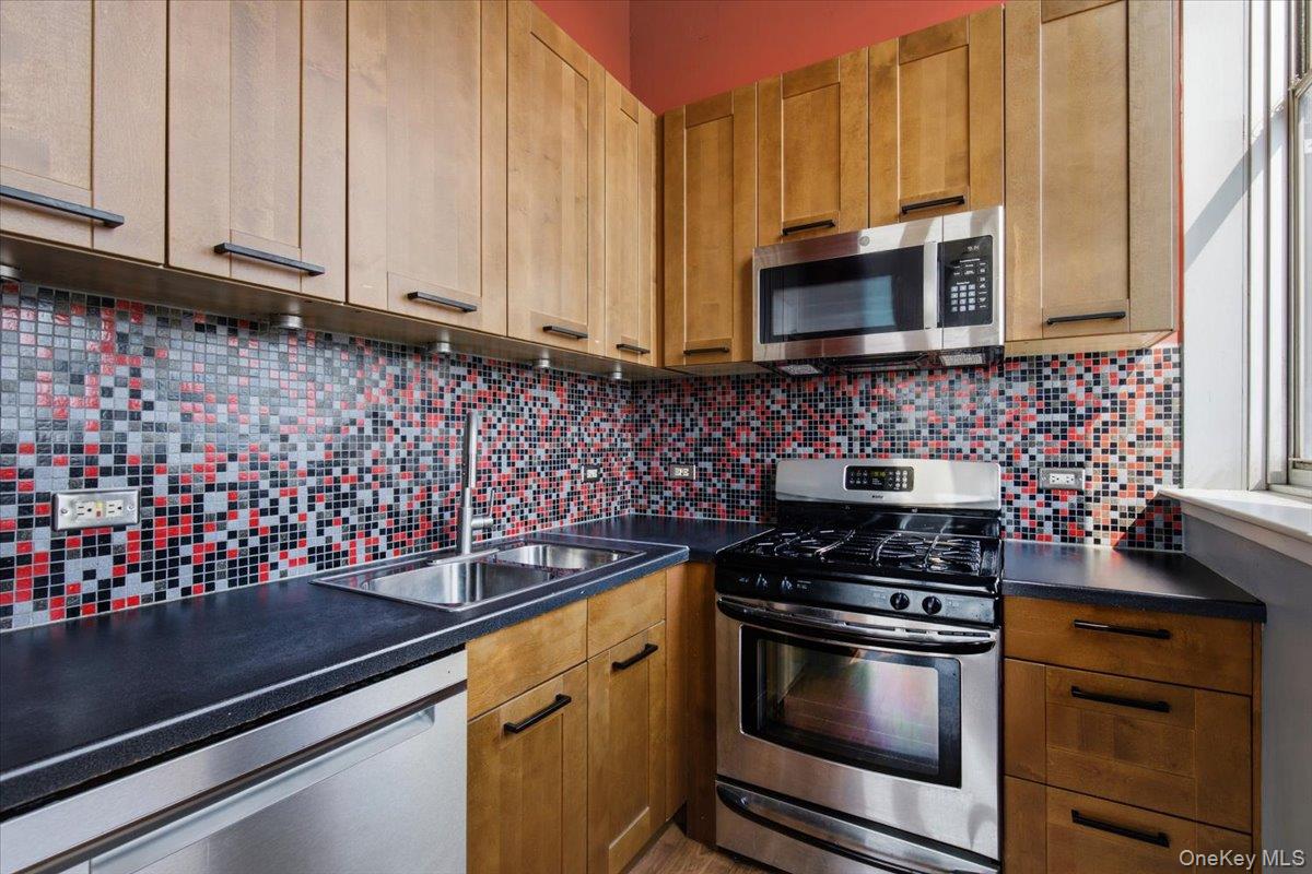 1 Landmark Square Unit: 327