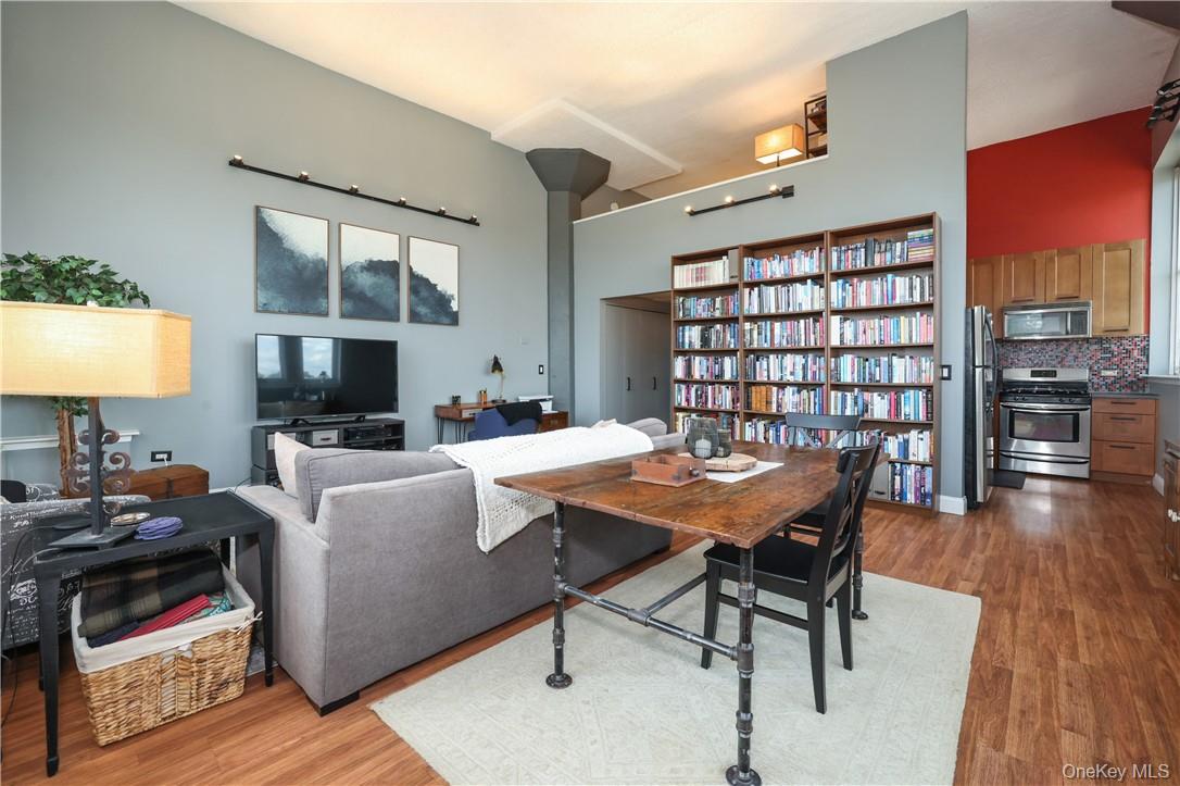 1 Landmark Square Unit: 327