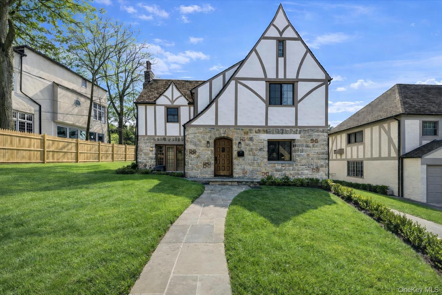 18 Lakeside Drive