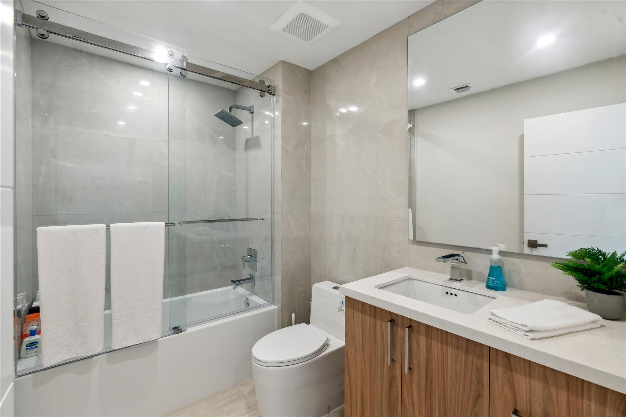 1173 Hillsboro Mile Unit: Unit 2 Building 1