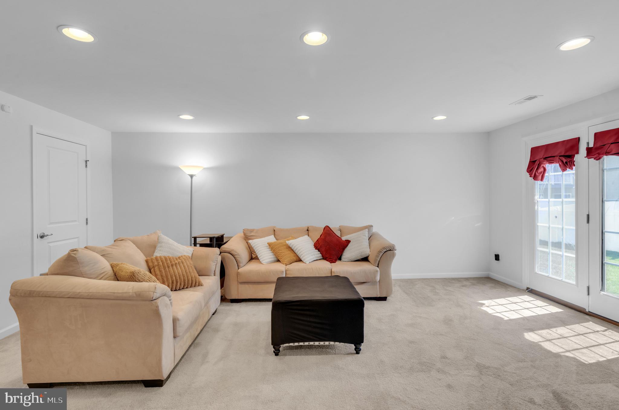 87 Village Green Ln
