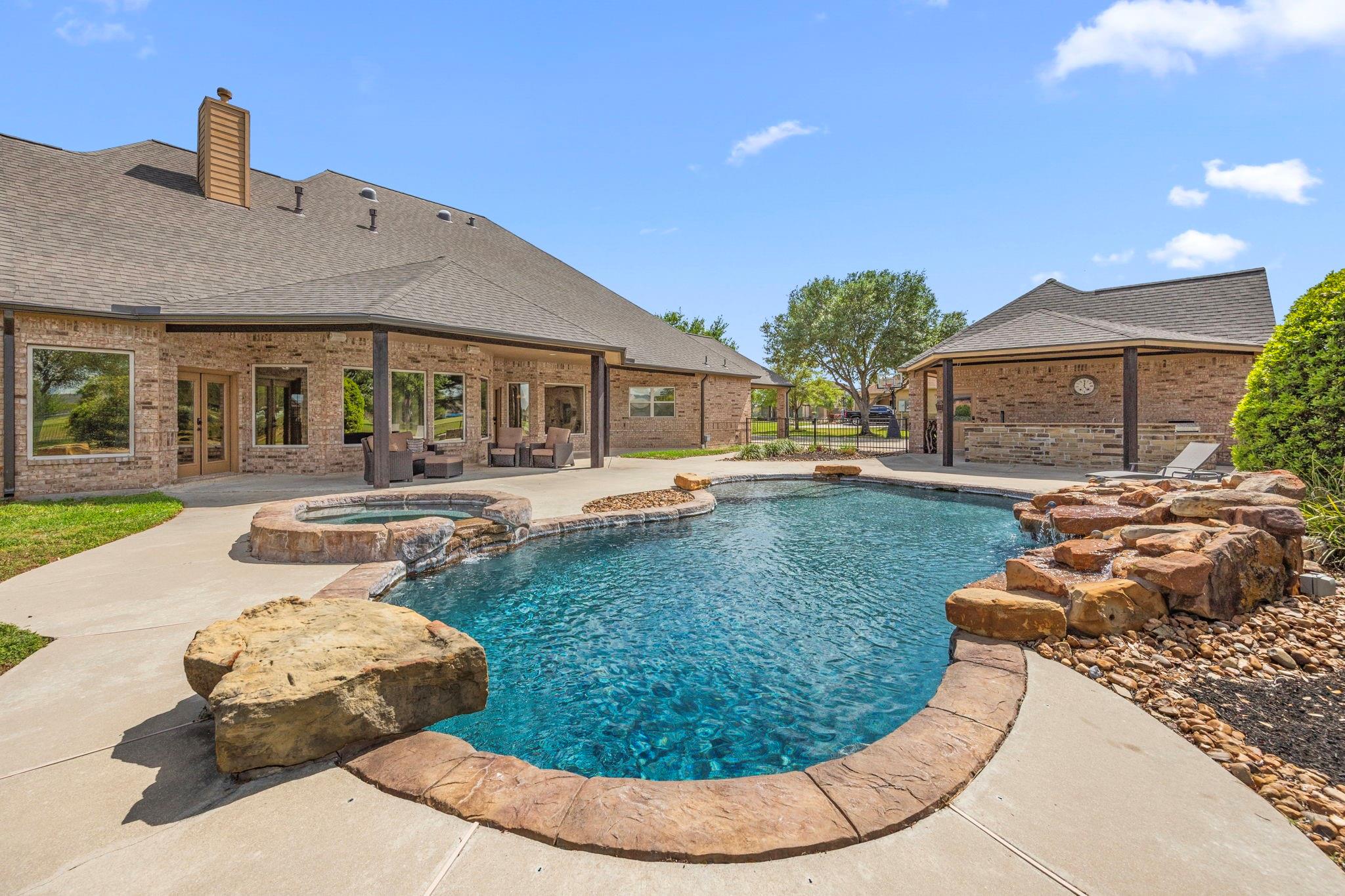 4611 Oasis Point