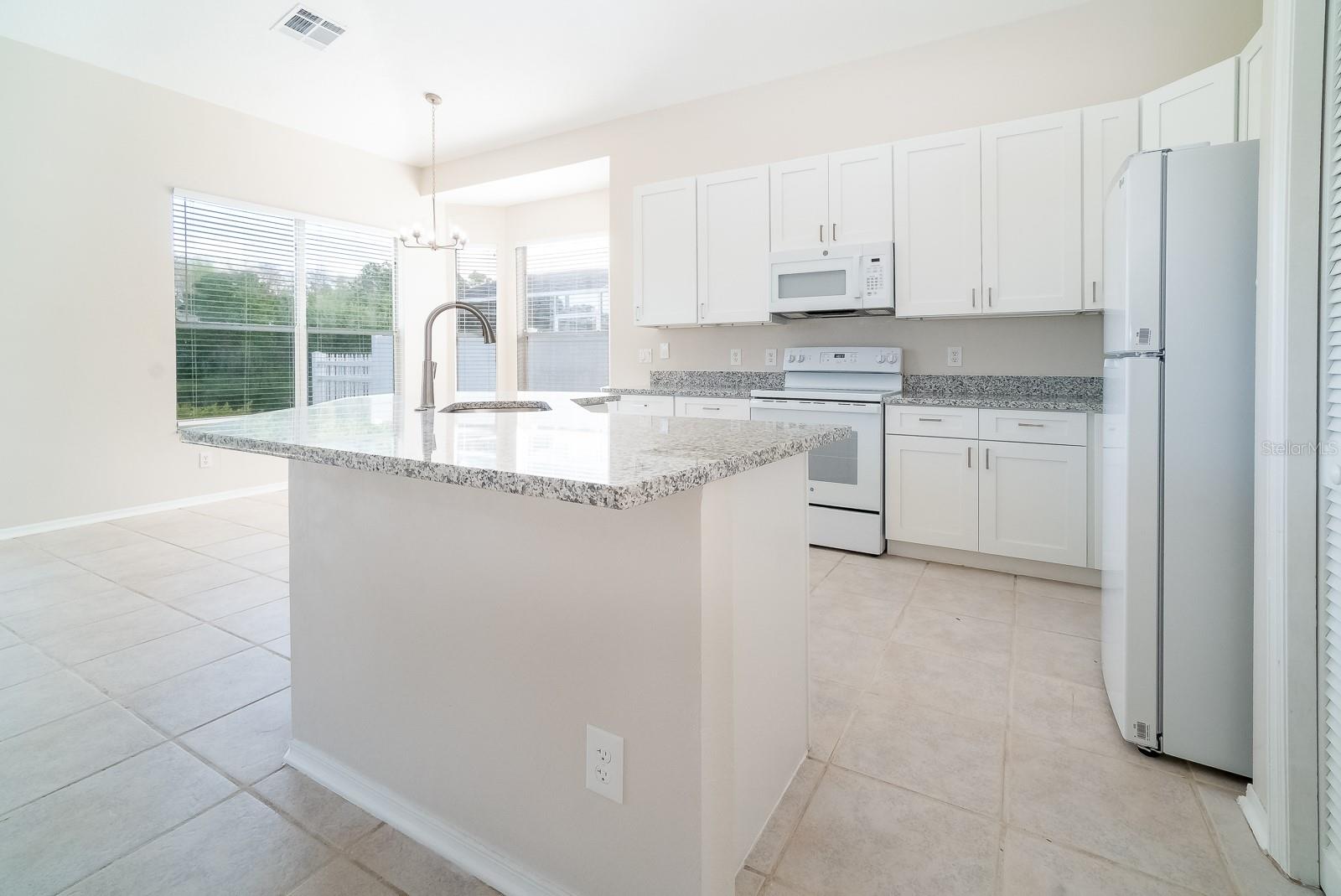 535 TREE SHORE DR