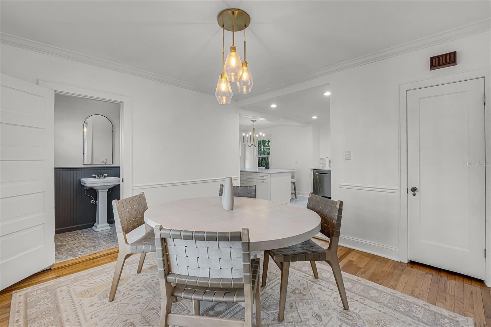 11 W HARVARD ST