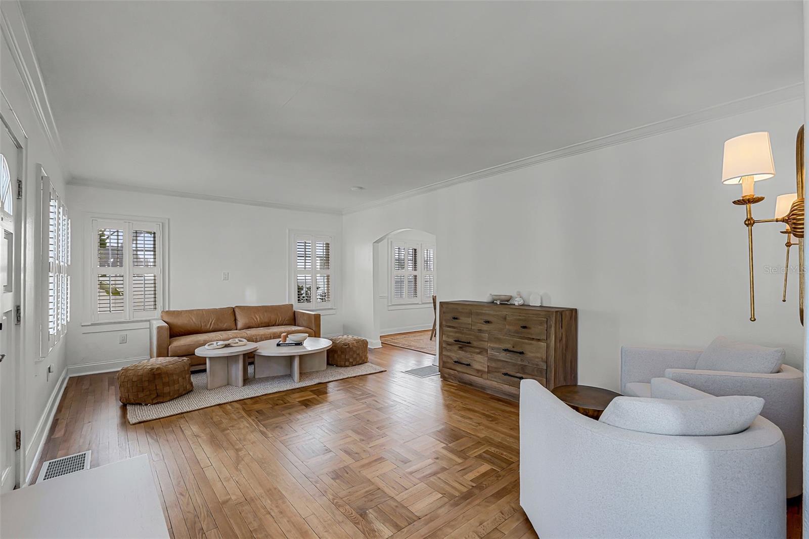 11 W HARVARD ST