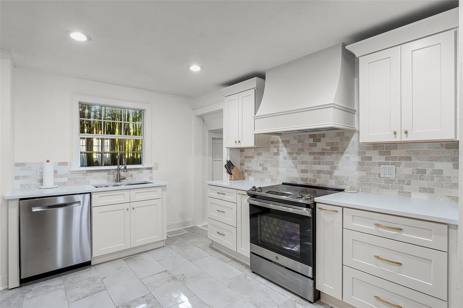 11 W HARVARD ST