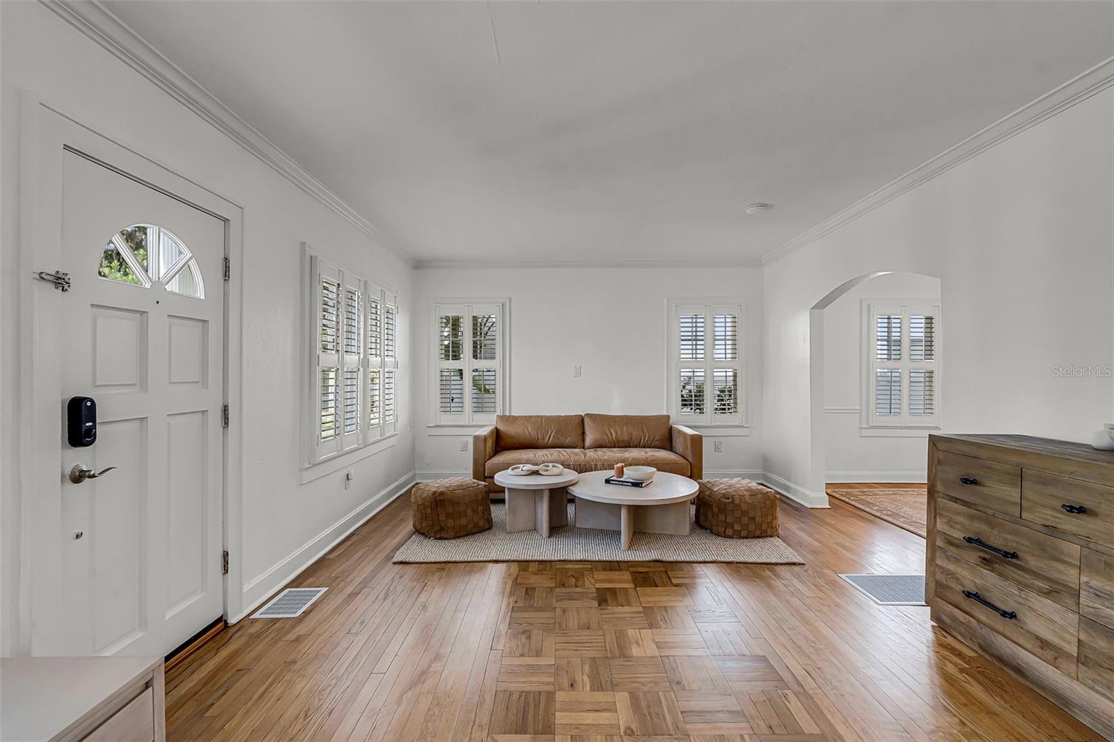 11 W HARVARD ST