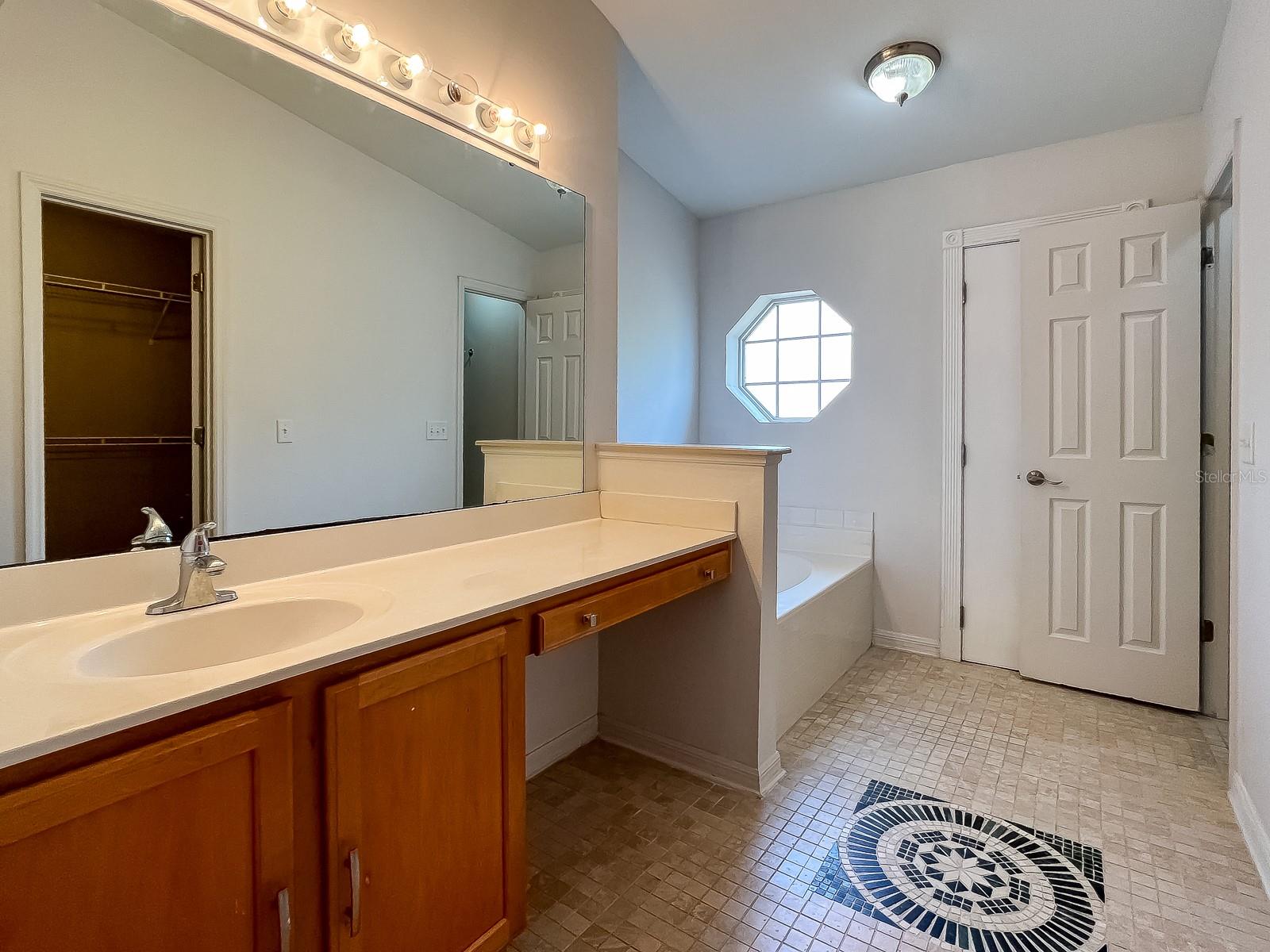 522 GRAND ROYAL CIR