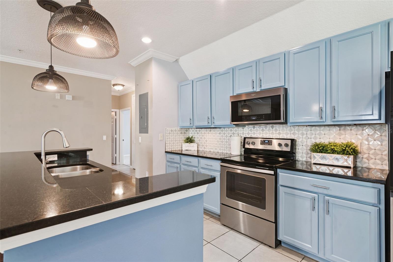 987 FERN AVE #201